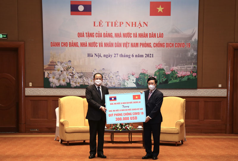 Laos presents USD300,000 to Vietnam’s COVID-19 prevention fund